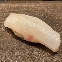 鮨麻布 - 真鯛の昆布〆（酢橘と藻塩で味付け）、昆布の旨みが凝縮されている。