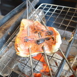 ひもの万宝商店 - 美しく串を打たれた金目鯛の味噌漬け。味噌でしまった身の食感が素晴らしい。