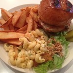 エスビーダイナー コウベ - ポテト＆サラダも山盛り