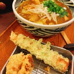 おらが蕎麦 - 手前から「鶏天」70円「ちくわ天」ハーフ70円「カレーそば」790円…合計930円の超〜お得セットです♡