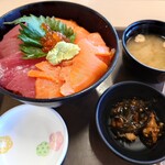 まぐろレストラン - サーモンマグロ丼(1,680円)