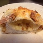 ポンパドウル - スモークチーズとクルミ断面