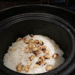 Kaisekikogane - 一人でもお釜で炊いてくれます。蟹と煎り大豆の炊き込みご飯