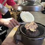 0秒レモンサワー 仙台ホルモン焼肉酒場 ときわ亭 - スタッフさんが網に乗せてくれました