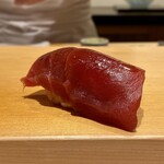 鮨 はしもと - 鮪 赤身漬け 三厩 石司より
      赤身らしいほんのりとした酸味がありますね。
      橋本大将のシャリが赤身漬けの旨みをしっかりと下から支えています。
      しっとりとして美味しいです♪