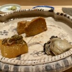 鮨 はしもと - 珍味3種 
      ☆牡蠣の味噌漬け（兵庫県室津の牡蠣）
      ☆あん肝
      ☆数の子松前漬け（醤油ではなく金山寺味噌あじ、数の子はにぎりっ子）
      日本酒のあてに堪りません！
      日本酒だけではなくご飯にも合うだろうな♪