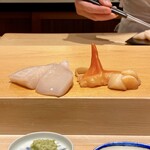 鮨 はしもと - お刺身　帆立貝柱、アオヤギは貝柱と紐も一緒に
      野付の天然帆立が肉厚で甘みがジワジワと広がります！
      立派なアオヤギは三重県産、こちらも甘みがありシコシコとして実に美味しい♪
      塩、山葵、醤油をお好みで。