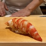 鮨 はしもと - 車海老 40g
      敢えて40gと記載するのは、この位の一口で普通にいただけるサイズが好みだからです。
      しっかりと甘みがあり実に美味です♪