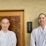 鮨 はしもと - お弟子さん達に写真掲載許可をいただきました。
      橋本大将のもとしっかりと経験を積み、やがては巣立って行く若手達です♪
      将来を見据え頑張っていただきたいです。