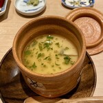 鮨 はしもと - スッポンの茶碗蒸し
      スッポンは浜松の創業明治12年〝服部中村養鼈場（ようべつじょう）〟さんの養殖物、高い品質で有名な養殖場です。
      丸のまま仕入れ捌く事から仕込む、見ただけでは分からない仕事なのです。