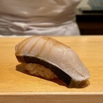 鮨 はしもと - 鰆 軽く燻し
      最近、鰆に薫香をまとわせた物が苦手になってきましたが、軽い燻しのこの鰆は美味しくいただけました。
      しっとりとして後からゆっくりと旨みが出てきます♪