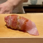 鮨 はしもと - 鮪 大トロ 三厩 石司より
      この日の鮪は全て同じ個体からです。
      脂のりの素晴らしさが見て取れる冬の鮪の大トロ、最高に旨いのです！
      最後に一本強い筋が残りましたが、美味しい鮪の証ですね。