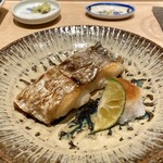 鮨 はしもと - 太刀魚塩焼き
      シンプルに塩焼きにするのが太刀魚が1番美味しいと思います。
      身の脂が皮目を内から焦がした焼き上がりが好きです♪