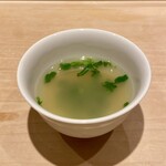 鮨 はしもと - 貝のお出汁 菜の花
      貝の味そのままに染みる美味しさ！
      帆立貝、みる貝、ホッキ貝の紐から取った出汁が実に甘み豊かです♪