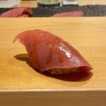 鮨 はしもと - 鮪 中トロ（背トロ） 三厩 148kg 石司より
      美しいフォルムです！
      脂がとろけるとはまさにこの背トロの事を言うのでしょう。
      赤酢のシャリとのバランスの良さ、めちゃくちゃ美味しいです♪
      