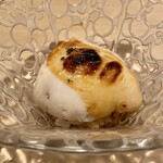 鮨 はしもと - 虎フグ焼き白子にシャリ
      なんてクリーミーな白子なのでしょう！
      白子をつぶしシャリとしっかり合わせリゾット風に、そうイメージされた料理なのだとか。
      鱈の白子とはまたひと味違いますね虎フグの白子は！