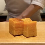 鮨 はしもと - たまご
      お弟子さんの近藤さんが焼いたたまごです。
      いっとき高身長（190cm）の元高校球児だったお弟子さんが焼かれてましてが、腰を痛めて今はお休み中なのだとか。
      早く回復されると良いのですが。