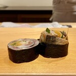 鮨 はしもと - 鰯巻き
      端っこいただきました♪
      鰯の強い脂も赤酢で締めさっぱりと、ガリの辛みに食感良く、やっぱり橋本大将の鰯巻きはとても美味しいです！