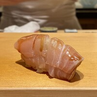 鮨 はしもと - 天然カンパチ 三重尾鷲
                    約20kgの小ぶりな天然物のカンパチはこの日で9日目。
                    9日目とは言えなんてフレッシュ感のある味なのでしょう！
                    その分食感は柔らかですが、味の良さはピカイチです♪
                    
                    