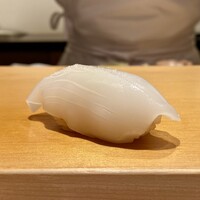 鮨 はしもと - スミイカ 出水
                    さっと入れた包丁からスミイカの甘みが舌にダイレクトに伝わります♪
                    肉厚で甘みが良いのです。