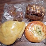 Hakone Bekari - ザラメ入りざくざくオレンジショコラ、生チョコクリームデニッシュ、ほうれん草とベーコンのカルツォーネ、つぶつぶコーンポタージュパン