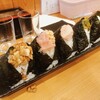 おにぎり 鼓 - 左から、豚キムチ納豆¥390、しゃけ明太¥390、明太マヨ¥350、高菜¥250、塩にぎり¥190