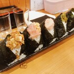 おにぎり 鼓 - 左から、豚キムチ納豆¥390、しゃけ明太¥390、明太マヨ¥350、高菜¥250、塩にぎり¥190