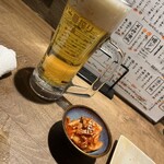 塩ホルモン712 - せんべろセットのビールとキムチ