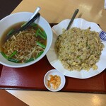 台湾料理 天福 - 料理写真:麺飯セット　990円　の台湾ラーメンと豚骨醤油炒飯大盛り＋220円