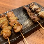 Nagato Yakitori Mizutaki Fukunotori - 骨付きぼんちり串 180円、もも串170円、はつ串160円