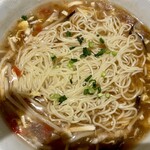 揚子江菜館 - ランチの酸辣湯麺¥950シューマイ2個付き