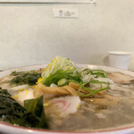 らー麺　Do・Ni・Bo - でっかいワカメが隠れてるーーー