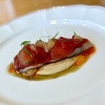 Restaurant Sola - ❹真鯛
            〜赤に纏められたビジュアルが美しい。玄界灘の真鯛を炭火焼きにして、茄子、トマト、赤ピーマンの甘味を加えて淡白な真鯛を上品に仕上げている。