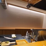 Tori Yamamoto - 店内は日本料理店の様な淡い緑を帯びた土壁に焼き台が鎮座した板場、対峙するカウンター席と凛とした空間となっています
                お席はカウンター6席と個室5席の合計11席