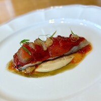 Restaurant Sola - ❹真鯛
                    〜赤に纏められたビジュアルが美しい。玄界灘の真鯛を炭火焼きにして、茄子、トマト、赤ピーマンの甘味を加えて淡白な真鯛を上品に仕上げている。