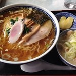 まるみ食堂 - 牛煮込みラーメン 
中華そばとミニ牛もつ煮！