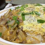 三笠 久米店 - 肉、玉ねぎをカツ丼タレの様に煮込み、卵でとじる