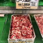 Mito Puraza Ogata - お店の入り口にあるお肉のショーケース