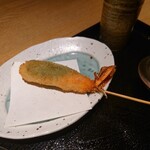 Sousaku Kushiage To Kisetsu No Gohan Kut Ta - ◯海老紫蘇（串）
                        熱々揚げたての串揚げを食べてみた
                        
                        生の海老を揚げてあり、これは初っ端から美味しいなあ♪