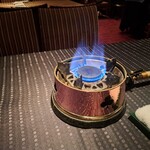 瀬里奈 - しゃぶしゃぶ鍋のコンロに、火がついた様子です。