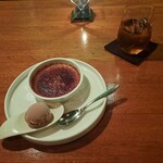 瀬里奈 - クレームブリュレのチョコレートアイスクリーム添えと、冷たいほうじ茶です。