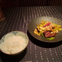 瀬里奈 本店 - キャベツたっぷりの回鍋肉と、魚沼産コシヒカリご飯です。