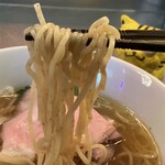 田中の中華そば - 麺、にゅ〜〜ん！