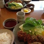とんかつ武蔵 - 2013.12.15 とんかつ(ロース)定食とエビ椎茸定食をふたりで半分こ♪