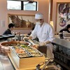 てんぷら 一代 - オープンキッチンで調理される天ぷら、大きな銅製鍋です