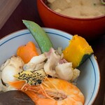 アニスキッチン - 海鮮釜飯（タコ・ツブ・エビ）・ウーロン茶
      ※1日5食限定、ドリンクサービス付き