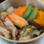 アニスキッチン - 海鮮釜飯（タコ・ツブ・エビ）・ウーロン茶
      ※1日5食限定、ドリンクサービス付き