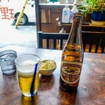 Suirai Ken - 瓶ビール550円です。お通しのモヤシがついて来ます。