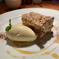 ヌガ - ヌガグラッセ　ナッツやグラノーラがクリームで固められたもの。アイスのように冷たいがなめらか。