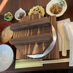アニスキッチン - 海鮮釜飯（タコ・ツブ・エビ）・ウーロン茶
      ※1日5食限定、ドリンクサービス付き
